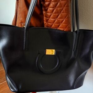 GORGEOUS FERRAGAMO GANCIO TOTE BAG💎